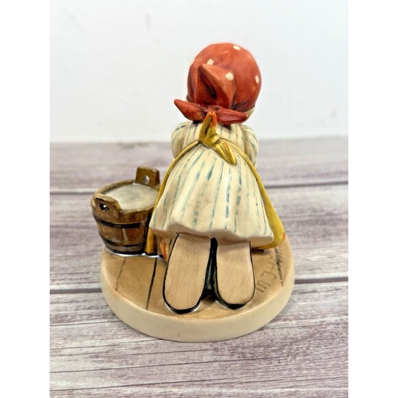 Hummel #363 Big Housecleaning TMK5 Goebel Last Bee w BOX Excellent Condition - Picture 4 of 14